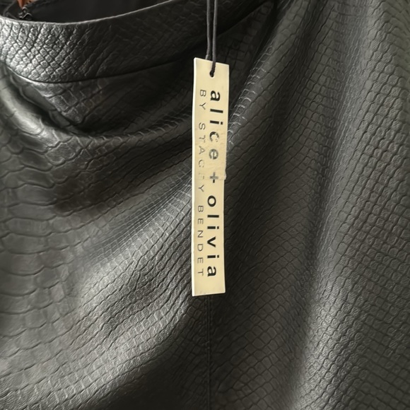 NWT ALICE & OLIVIA LAMBSKIN LEATHER MIDI LENGTH SKIRT. SIZE 10. - Picture 5 of 12